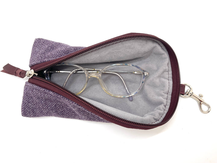 Eyeglasses in a purple case on a white background#color_amethyst-tweed