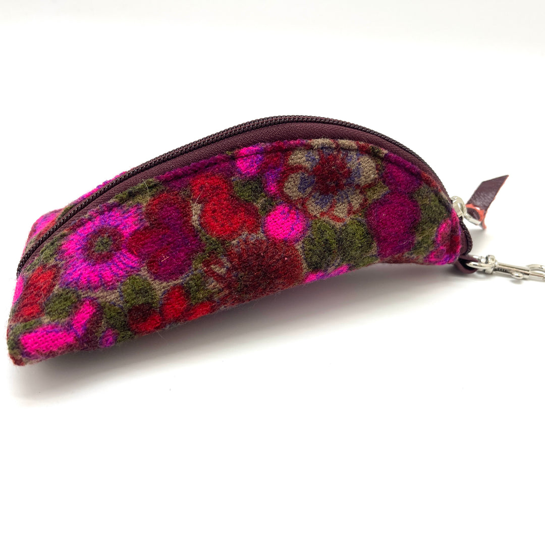 Floral patterned keychain pouch on a white background#color_twilight-dahlia
