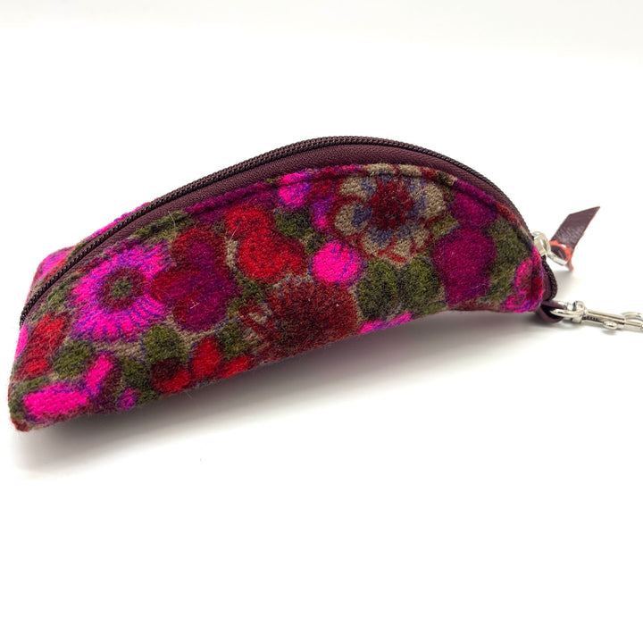 Floral patterned keychain pouch on a white background#color_twilight-dahlia
