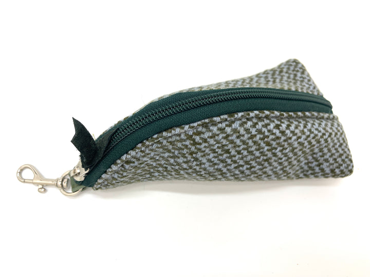 Houndstooth patterned pouch with a green zipper on a white background#color_forest-tweed